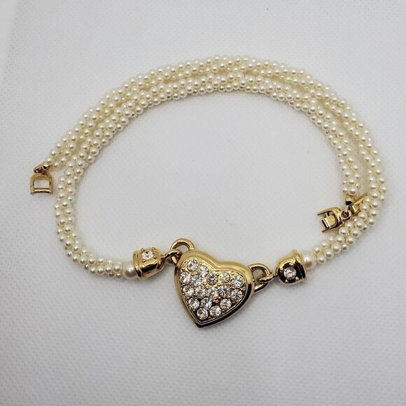 Beautiful ivory Pearl Necklace With gold tone heart. - Picture 10 of 12